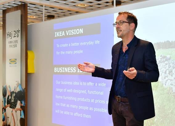 안드레 슈미트갈 이케아 코리아 대표가 12일 고양점에서 열린 기자 간담회에서 인사말하고 있다. /이케아 코리아 제공