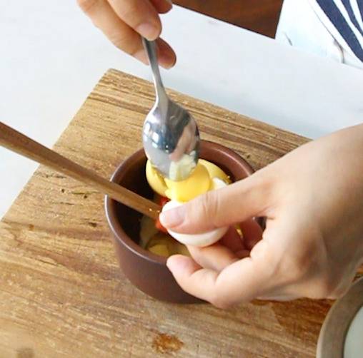 노른자를 분리해 만들어둔 소스에 섞는다.