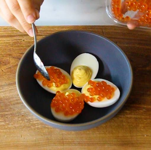 연어알 등 원하는 다양한 토핑을 얹는다.