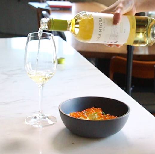 맛이 고소하고 풍미가 좋기 때문에 가벼운 샴페인이나 스파클링 와인이 잘 어울린다.