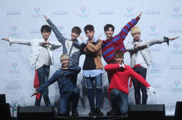 ‘프로듀스101 시즌2’ 출신 그룹 레인즈가 12일 오후 서울 광진구 에스24라이브홀에서 미니앨범 ‘선샤인’ 발매 쇼케이스에 포토타임을 갖고 있다. 사진 연합뉴스