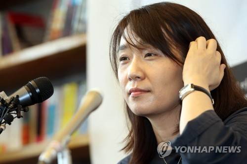 소설가 한강이 지난 7일(현지시간) 미국 일간지 뉴욕타임스(NYT)에 '미국이 전쟁을 언급할 때 한국은 몸서리친다'는 제목의 글을 게재했다.      속 깊이 전쟁 트라우마를 안고 사는 한국인들 앞에서 전쟁 시나리오를 들먹이는 게 어떤 의미인지 생각해보자는 게 요지다.  [연합뉴스 자료사진]