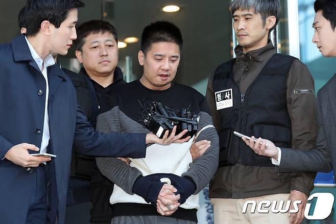 딸의 친구를 살해하고 시신을 유기한 혐의를 받고 있는 '어금니 아빠' 이영학이 13일 오 전 서울 중랑경찰서에서 서울북부지검으로 호송되기 전 심경을 밝히고 있다. 2017.10.13/뉴스1 © News1 신웅수 기자