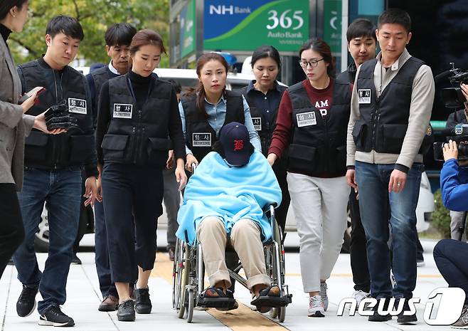 '어금니 아빠' 이모(35)씨의 딸 이모(14)양이 영장실질심사를 받기 위해 12일 오전 서울 도봉구 북부지방법원으로 들어서고 있다.  2017.10.12/뉴스1 © News1 임준현 인턴기자