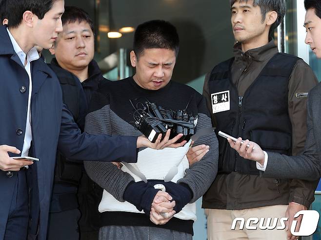 딸의 친구를 살해하고 시신을 유기한 혐의를 받고 있는 '어금니 아빠' 이영학이 13일 오전 서울 중랑경찰서에서 서울북부지검으로 호송되고 있다. 2017.10.13/뉴스1 © News1 신웅수 기자