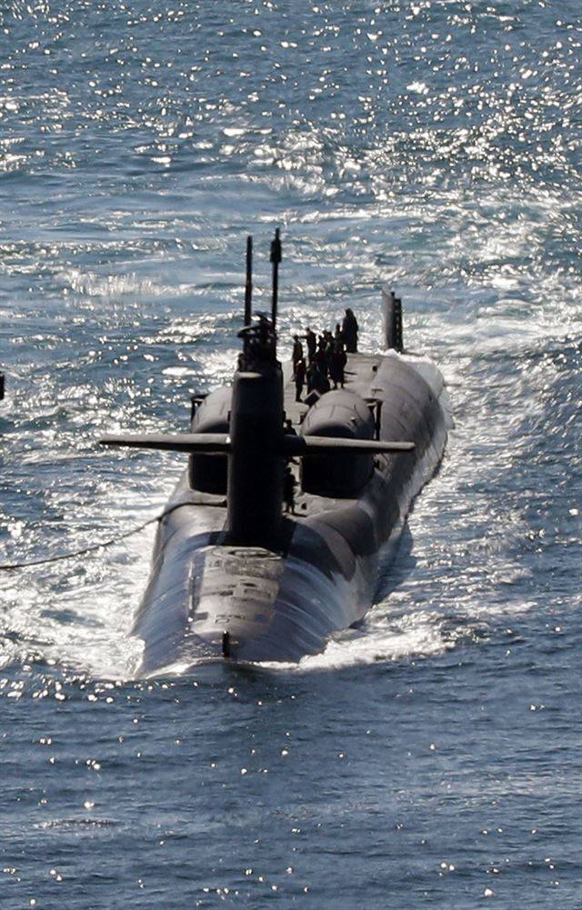 미국의 핵 추진 잠수함 미시간(SSGN 727)이 13일 부산항으로 들어오고 있다. 지난 4월 25일 입항 이후 올해 두 번째 부산 방문이다. 오하이오급 잠수함으로 길이 170.6 , 폭 12.8 , 배수량 1만9천t으로 세계 최대 규모인 이 잠수함에는 사거리 2천㎞가 넘는 토마호크 미사일 150여 발이 실려 있다.  부산=연합뉴스