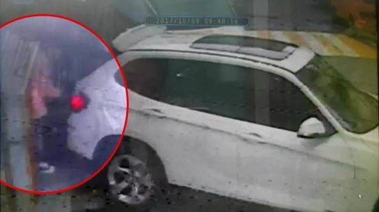 여중생 딸 친구를 살해·시신 유기한 혐의를 받는 피의자 '어금니 아빠' 이영학씨가 딸과 함께 시신이 담긴 듯한 트렁크를 옮기는 모습. YTN영상 캡처