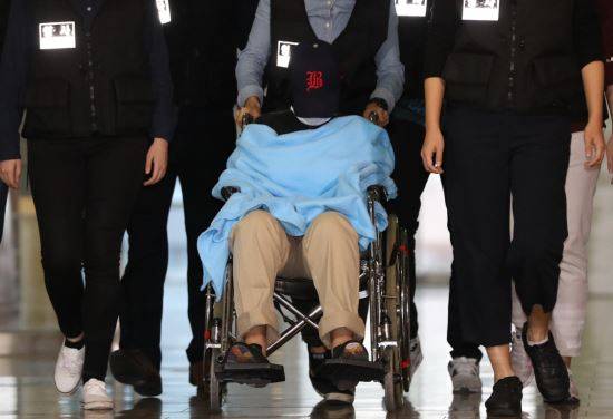 여중생 딸 친구 살해·시신 유기 사건의 피의자 '어금니 아빠'의 딸 이모양이 12일 오전 영장실질심사를 받기 위해 서울 중랑구 서울의료원을 나서 법원으로 향하고 있다. 뉴시스