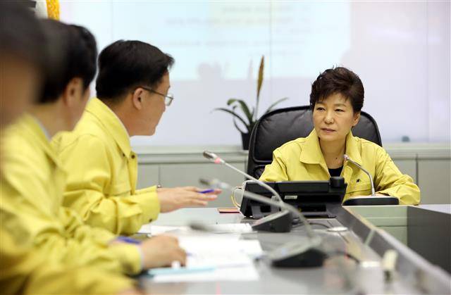 세월호 7시간 30분 뒤  - 박근혜 전 대통령이 2014년 4월 16일 세월호 사고 상황 발생을 보고 받은 지 7시간 30분 만에 서울 세종로 정부서울청사 중앙재난안전대책본부를 방문해 보고를 받고 있는 모습.청와대제공
