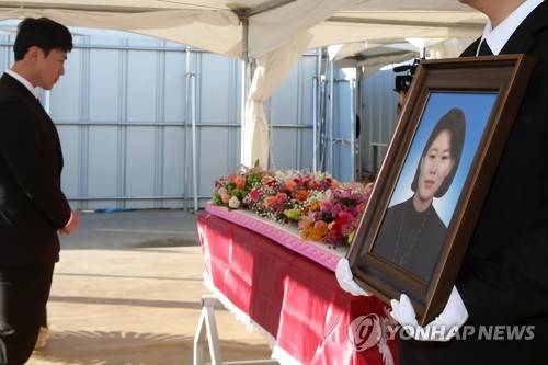 (목포=연합뉴스) 장아름 기자 = 세월호 안에서 3년 만에 수습된 이영숙씨의 영결식이 13일 오전 목포신항에서 열리고 있다. 아들 박경태(31)씨가 어머니의 영정사진과 관을 바라보며 인사를 드리고 있다. 2017.10.13