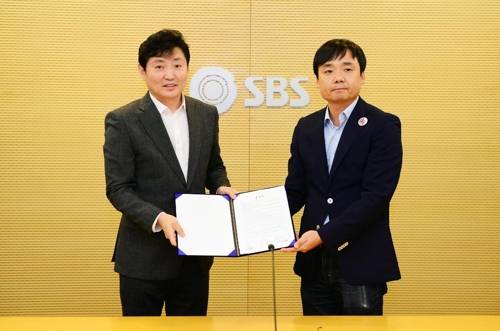SBS 박정훈 사장(좌)과 전국언론노동조합 SBS본부 윤창현 본부장(우)이 13일 사장 임명동의제 실시에 합의하고 합의문 조인식에 참여했다. [SBS 제공]