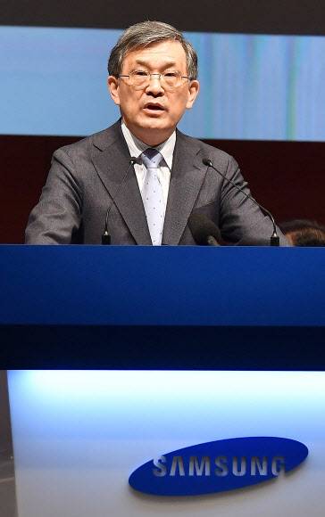 권오현 삼성전자 부회장이 지난 3월 서울 서초사옥에서 열린 삼성전자 주총에서 인사말을 하는 모습. 삼성전자는 13일 권 부회장이 경영 일선에서 자진 퇴진을 선언했다고 밝혔다.연합뉴스 권오현 삼성전자 부회장이 지난 3월 서울 서초사옥에서 열린 삼성전자 주총에서 인사말을 하는 모습. 삼성전자는 13일 권 부회장이 경영 일선에서 자진 퇴진을 선언했다고 밝혔다.연합뉴스