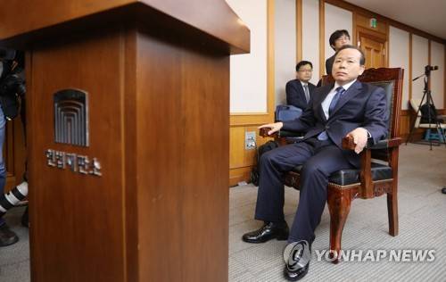 (서울=연합뉴스) 한상균 기자 = 김이수 헌재 권한대행이 13일 오전 헌법재판소 국정감사장에 앉아 있다.      김이수 권한대행의 업무보고 인정여부에 대한 여야 의원들의 의사진행 발언으로 국감은 열리지 못했다. 2017.10.13      xyz@yna.co.kr