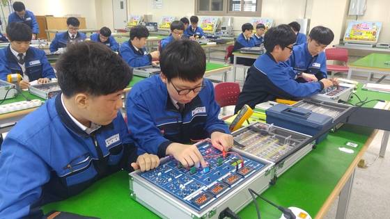 대구 일마이스터고등학교 학생들이 수업을 받고 있다. [사진 대구일마이스터고등학교]