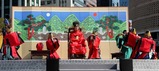 대한제국 선포식인 '반조의'에서 신하들이 "산호, 산호 제산호", "만세, 만세, 만만세"를 외치며 만세를 하고 있다. 장진영 기자