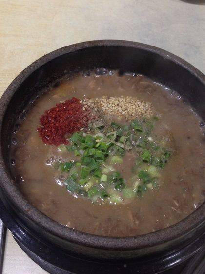펄펄 끓인 육개장 위에 채 썬 쪽파와 고춧가루, 참깨를 얹어준다.