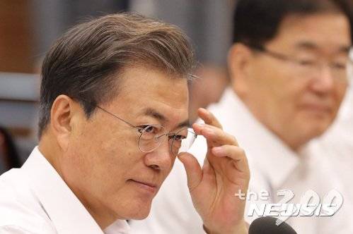 【서울=뉴시스】전진환 기자 = 문재인 대통령이 16일 오후 청와대 여민관 소회의실에서 수석 보좌관회의를 주재하기에 앞서 안경을 고쳐 쓰고 있다. 2017.10.16.    amin2@newsis.com