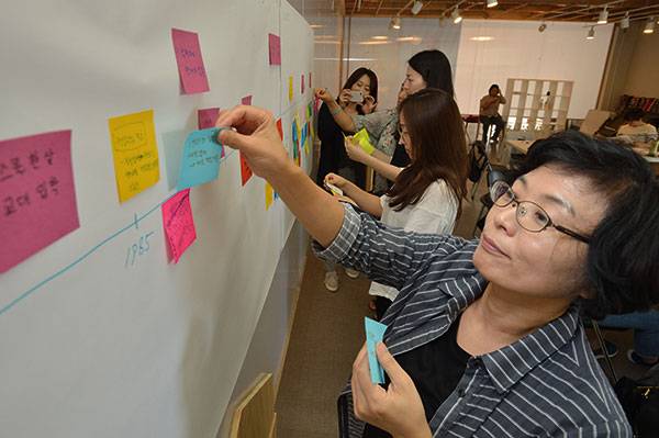 ⓒ시사IN 이명익 9월16일 서울시 여성가족재단 살림센터가 마련한 세대 이해 프로그램 ‘65년생 박미숙, 90년생 김유진’ 워크숍이 진행되고 있다.