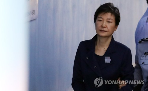 (서울=연합뉴스) 한상균 기자 = 박근혜 전 대통령이 구속 연장 후 첫 공판에 출석하기 위해 16일 오전 서울중앙지법에 들어서고 있다.     xyz@yna.co.kr