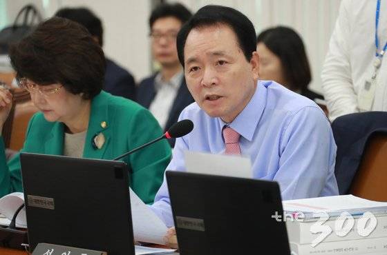 성일종 자유한국당 의원이 13일 서울 여의도 국회에서 열린 보건복지위원회 질병관리본부 등에 대한 국정감사에서 국내 에이즈 관리체계 관련 질의를 하고 있다. 2017.10.12/뉴스1  <저작권자 © 뉴스1코리아, 무단전재 및 재배포 금지>