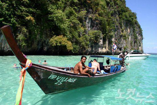 화려한 기암괴석에 둘러싸여 오묘한 분위기를 자아내는 ‘피레베이’. (사진=허니문리조트 제공)