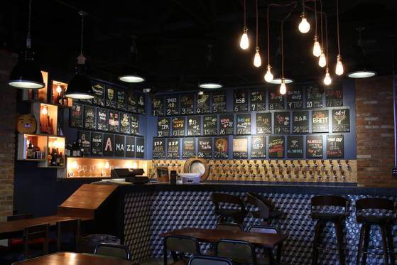 투박한 겉모습과 달리 성수동 맛집 내부는 화려하고 개성이 뚜렷하다. [사진 어메이징브루잉컴퍼니]