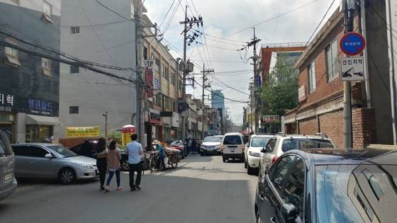 오래된 주택과 상가들이 마주하고 있는 성수동 골목. 송정 기자