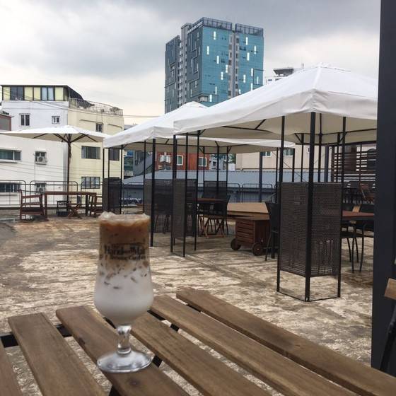 어반소스는 성수동에서는 드문 루프탑을 열었다. [사진 어반소스]