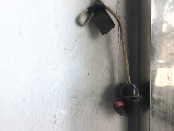 보안여관 입구에 있는 전등 스위치. 이런 스위치 보는 것, 참 오랜만이다.