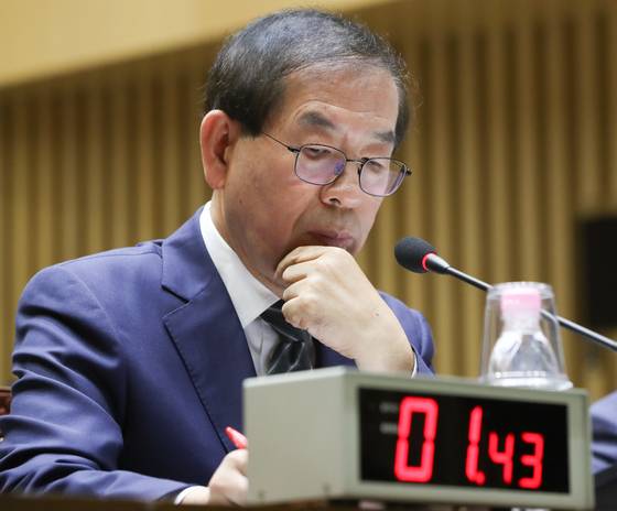 박원순 서울시장이 17일 서울시청에서 열린 국회 행정안전위원회의 서울시청 국정감사에서 여야 의원들의 질의를 들으며 생각에 잠겨 있다. /사진=뉴스1