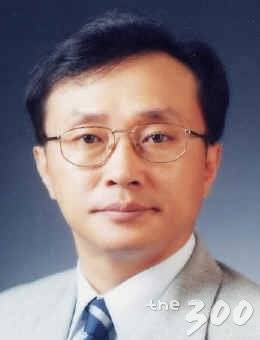 문재인 대통령이 18일 오후 신임 헌법재판관 후보자에 유남석 광주고등법원장을 지명했다.(뉴스1DB)2017.10.18/뉴스1  <저작권자 © 뉴스1코리아, 무단전재 및 재배포 금지>