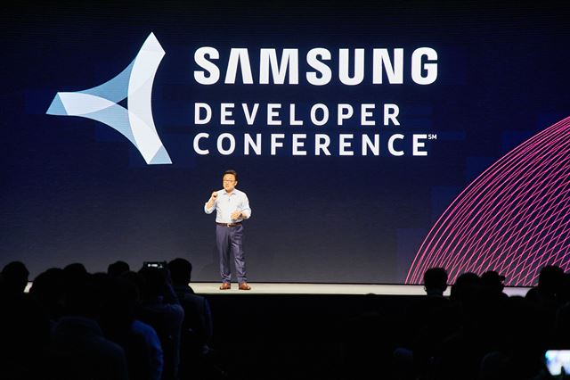 18일(현지시간) 미국 샌프란시스코 모스콘센터에서 개막한 '삼성 개발자 콘퍼런스 2017'에서 삼성전자 무선사업부장 고동진 사장이 기조연설을 하고 있다. 삼성전자 제공