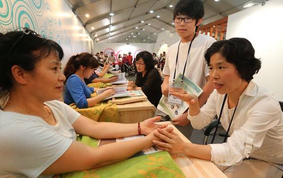 한방체험관에서 참가자에게 진맥을 해주고 있다. [중앙포토]
