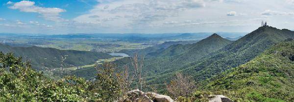 [월간산]석문봉에서 본 가야봉(맨 오른쪽)과 그 앞의 원효봉 줄기. 옥계저수지 앞의 내포(덕산면, 삽교읍).