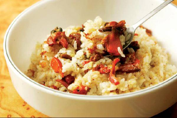 [월간산]울릉도 별미 홍합밥. 간장과 들기름을 둘러 압력솥으로 쪄낸다.