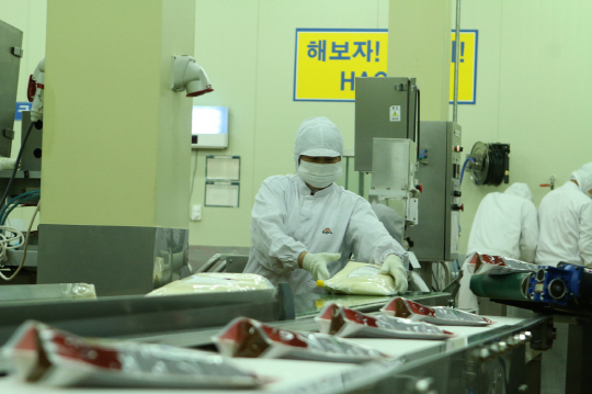 지난해 CJ프레시웨이가 인수한 소스 및 조미식품 전문기업 송림푸드 공장 내부 전경. 사진제공=CJ프레시웨이