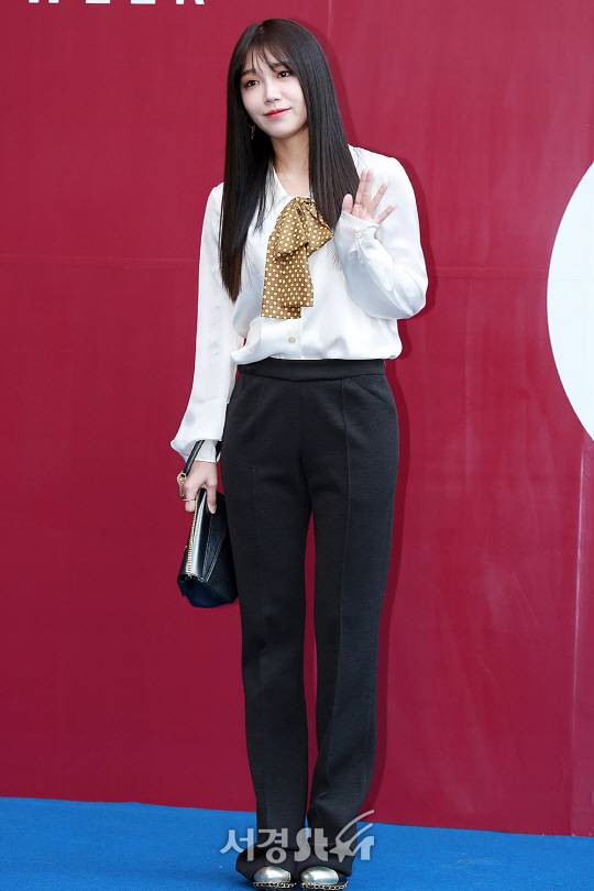 정은지가 20일 오후 서울 중구 동대문디자인플라자(DDP)에서 열린 ‘2018 S/S 헤라서울패션위크’ MISS GEE COLLECTION(미스지컬렉션) 쇼에 참석하기 전 포즈를 취하고 있다.