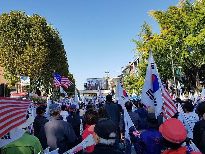 박근혜 대통령이 법원의 구속기한 연장 결정에 반발해 ‘정치투쟁’을 선언한 이후 첫 주말인 21일 서울 대학로 마로니에 공원에서 친박 단체들이 대규모 집회를 개최했다. 경찰 추산 3500명이 모인 가운데 참석자들이 태극기와 성조기를 흔들며 ‘박근혜 대통령 석방하라’, ;인권유린 중단하라’, ;부패 정당 자유한국당 자폭하라’ 등의 구호를 외쳤다. 선담은 기자 sun@hani.co.kr