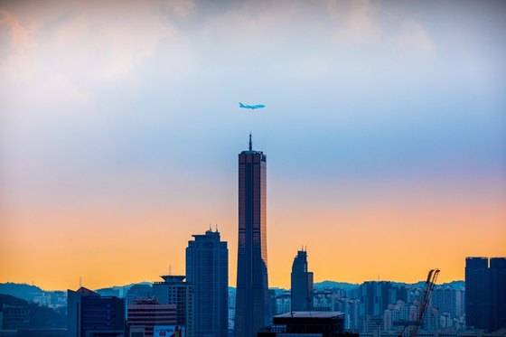 정주영 대표가 촬영한 자연과 도심 속 비행기 사진. [사진 이상원]