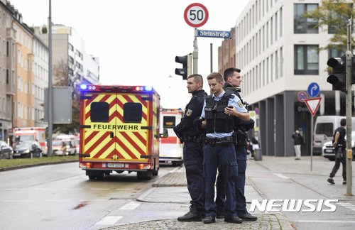 【뮌헨=AP/뉴시스】21일(현지시간) 독일 남부 뮌헨 시내에서 흉기 난동 사건이 벌어져 경찰이 일대를 통제하고 있다. 2017.10.21.