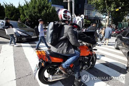 (서울=연합뉴스) 박동주 기자 = 21일 오후 서울 경기고에서 열린 산업은행 채용 필기시험을 마친 한 응시생이 다음 필기시험 장소로 이동하기 위해 오토바이를 이용하고 있다. 한국은행, 산업은행, 금융감독원, 수출입은행, 기업은행 등 9개 금융기관과 금융공기업은 이날 오전 8시 30분∼10시부터 서울과 지방 대도시에서 동시에 필기시험을 치른다. pdj6635@yna.co.kr