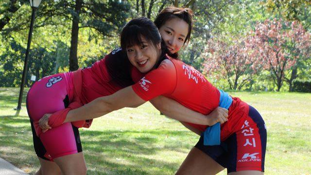 이연우와 양윤서가 샅바를 잡고 포즈를 취하고 있다. 뉴욕=김지섭기자