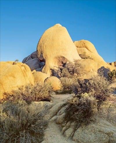 해골을 닮은 거대한 바위 스컬 록