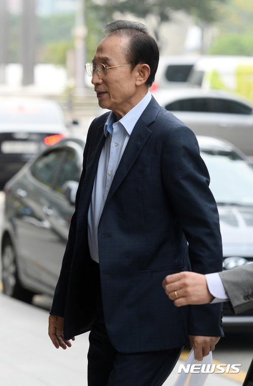 【서울=뉴시스】김진아 기자 = 이명박 전 대통령이 27일 오후 서울 강남구 삼성동 사무실로 들어가고 있다.  이명박 전 대통령은 블랙리스트 관련 논란에 휩싸인 동시에 군사 보안시설인 국군 기무부대 내 테니스장을 퇴임 이후에도 이용했다는 의혹을 받고 있다. 2017.09.27.  bluesoda@newsis.com