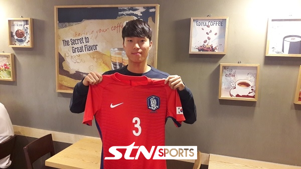 ▲ 박성우가 지난 8월 치렀던 하계 유니버시아드 유니폼을 들고 포즈를 취하고 있다.