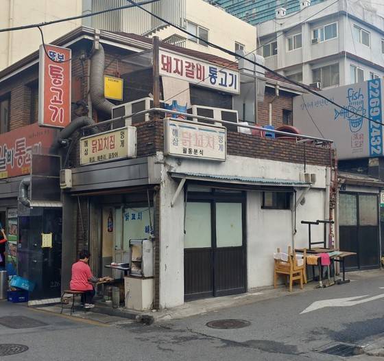 필동분식은 이름처럼 분식집이 아니라 닭꼬치구이 등 꼬치구이를 주메뉴로 한다. 오후 3시 무렵 아주머니가 그날 팔 닭꼬치를 초벌구이 하고 있다. 송정 기자