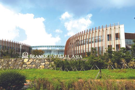 캐나다 명문 사립 여학교 브랭섬홀의 교육 방식을 그대로 가져온 제주의 브랭섬홀아시아(BHA) 외관. 학교 측은 ’학생들이 스스로 과제를 찾고 해결해 나갈 수 있도록 돕고 있다“고 설명한다. [사진 각 학교]