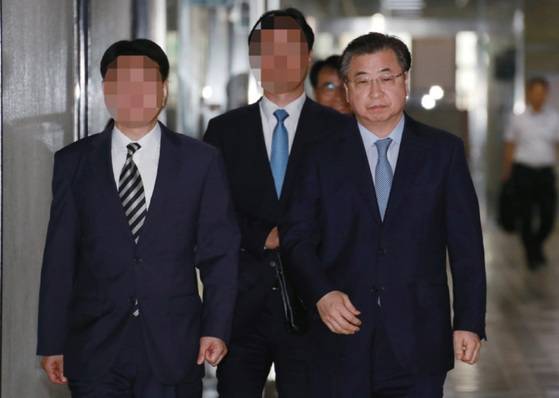 서훈 국정원장은 ’팔이 잘려나갈 수 있다“는 말로 강도 높은 개혁 의지를 밝혔다. 9월 4일 서 원장이 북한의 6차 핵실험과 관련한 보고를 위해 직원들과 함께 국회 정보위원회에 출석하기 위해 회의실로 향하고 있다.