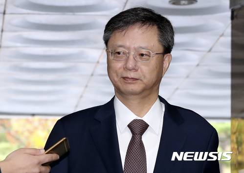 【서울=뉴시스】최진석 기자 = 우병우 전 청와대 민정수석이  23일 오전 서울 서초구 서울중앙지법에서 열린 '국정농단 방조' 관련 15차 공판에 출석하며 미소를 보이고 있다. 2017.10.23.  myjs@newsis.com