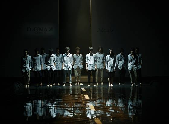 2010 봄여름 디그낙 컬렉션 쇼 현장. 비오는 거리를 연출하기 위해 바닥에 물을 채운 런웨이 무대를 선보였다. [사진 디그낙]
